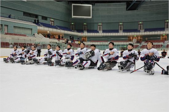 2018 평창 동계패럴림픽을 앞둔 한국 장애인 아이스하키는 일본에서 열린 친선대회에서 쾌조의 컨디션을 선보이며 메달 기대감을 높였다.(사진=대한장애인아이스하키협회제공)