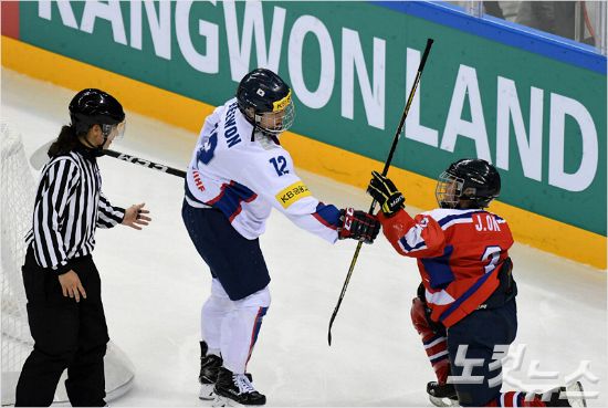 2018 평창 동계올림픽에 출전하는 한국 여자 아이스하키가 북한과 단일팀을 구성할 것이라는 외신의 전망이 나왔다. 사진은 지난해 4월 강릉에서 열린 여자 아이스하키 남북대결의 모습. 황진환기자