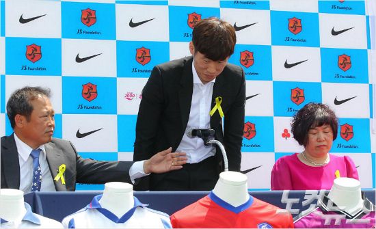 박지성 대한축구협회 유스전략본부장은 12일 영국 현지에서 발생한 갑작스러운 교통사고로 어머니 장명자 씨를 잃었다. 사진은 지난 2014년 5월 박지성의 현역 은퇴 기자회견에 함께 한 고인의 모습. 박종민기자