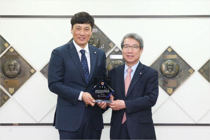 KBO 홍보대사로 위촉된 이승엽(왼쪽)과 정운찬 KBO 총재.(사진=KBO)