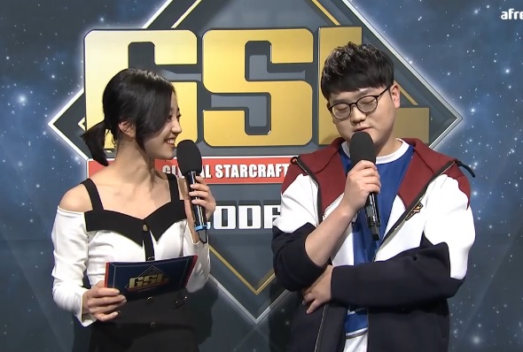 문규리 아나운서(왼쪽)와 인터뷰하고 있는 마이인새니티 한이석(사진=아프리카TV 생중계 화면 캡처).