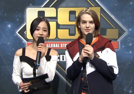 문규리 아나운서(왼쪽)와 인터뷰하고 있는 'Scarlett' 사샤 호스틴(사진=아프리카TV 생중계 화면 캡처).