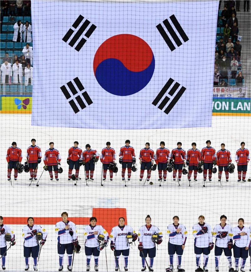 '국기는 어떻게 하나' 평창올림픽을 한 달도 채 남지 않은 가운데 여자 아이스하키 남북 단일팀 논의가 급작스럽게 이뤄지고 있다. 사진은 지난해 4월 ‘2017 국제아이스하키연맹(IIHF) 여자 세계선수권 디비전2 그룹A 대회’ 대한민국과 북한의 모습.(자료사진=황진환 기자)