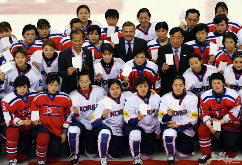 '정치인만 웃네?' 지난해 4월 ‘2017 국제아이스하키연맹(IIHF) 여자 세계선수권 디비전2 그룹A 대회’ 대한민국과 북한의 경기 종료 후 양팀 선수들이 기념촬영을 하는 모습.(자료사진=황진환 기자)