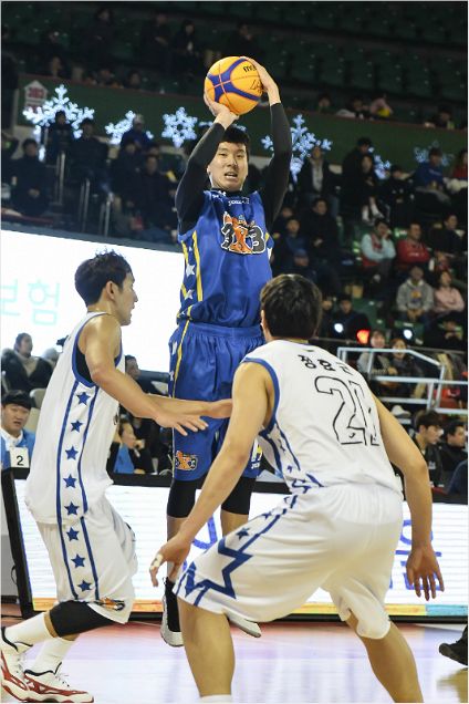 3점슛 콘테스트 예선 1위 전준범. (사진=KBL 제공)