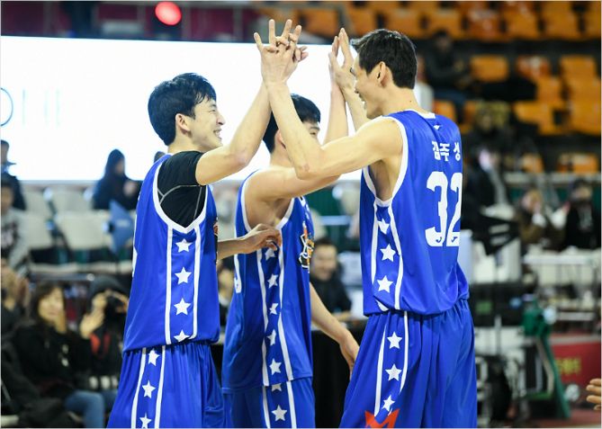 3X3 대학 OB 최강전 정상에 오른 중앙대. (사진=KBL 제공)