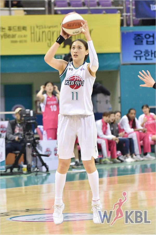 하나은행 강이슬이 13일 KDB생명과 홈 경기에서 3점슛을 쏘고 있다.(부천=WKBL)