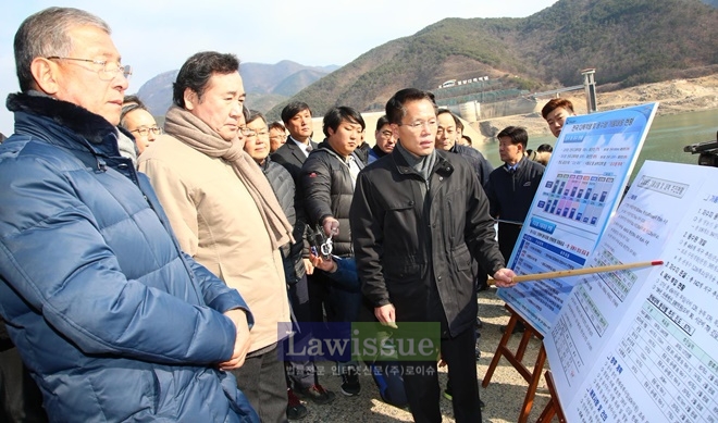이낙연 총리가 경상남도의 가뭄해소대책 추진상황을 설명듣고 있다.(사진=경남도)