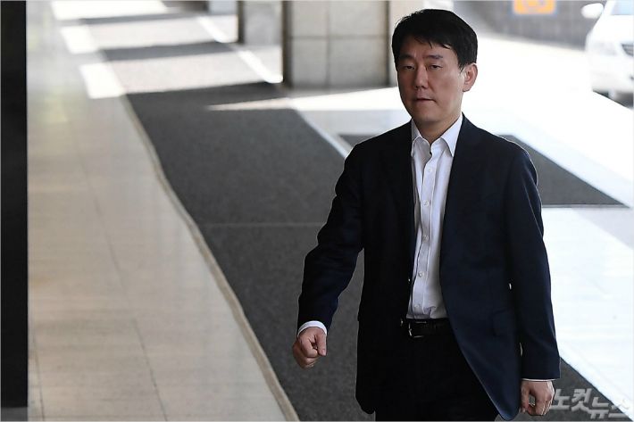 수십억원대 횡령 등의 혐의로 피소된 프로야구 넥센 히어로즈의 이장석 대표가 검찰 조사를 받기 위해 서울 서초구 서울중앙지검으로 출석하고 있다 (사진=노컷뉴스)