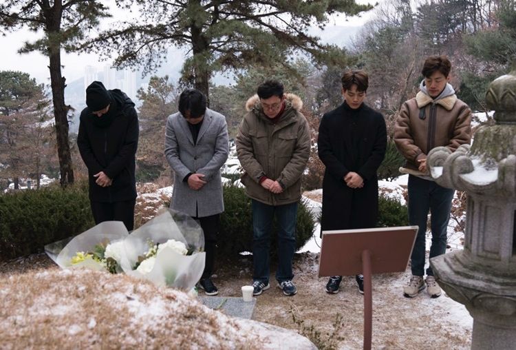 지난 13일, 故 박종철 열사 31주기 기일을 하루 앞두고 영화 '1987' 장준환 감독과 배우들이 묘소를 참배했다. (사진=(사)민주열사박종철기념사업회)