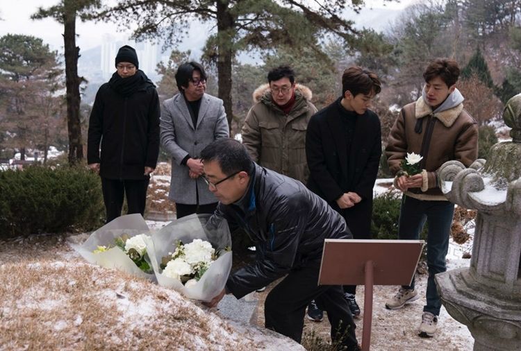 지난 13일, 故 박종철 열사 31주기 기일을 하루 앞두고 영화 '1987' 장준환 감독과 배우들이 묘소를 참배했다. (사진=(사)민주열사박종철기념사업회)
