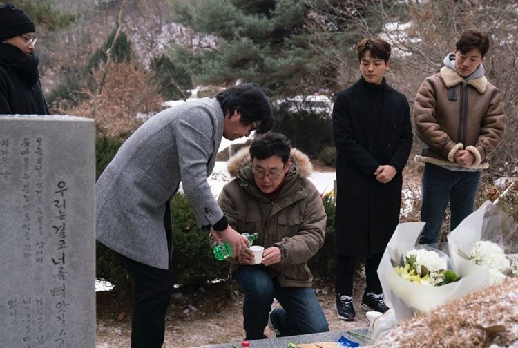 지난 13일, 故 박종철 열사 31주기 기일을 하루 앞두고 영화 '1987' 장준환 감독과 배우들이 묘소를 참배했다. (사진=(사)민주열사박종철기념사업회)