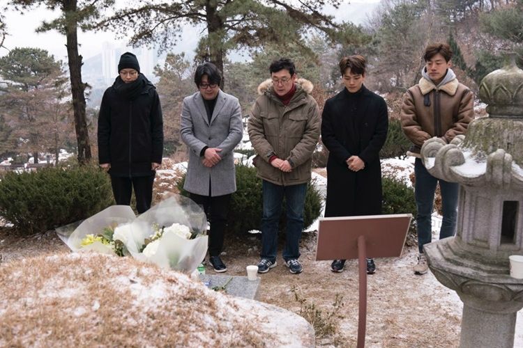 지난 13일, 故 박종철 열사 31주기 기일을 하루 앞두고 영화 '1987' 장준환 감독과 배우들이 묘소를 참배했다. (사진=(사)민주열사박종철기념사업회)