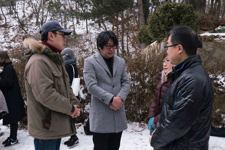 지난 13일, 故 박종철 열사 31주기 기일을 하루 앞두고 영화 '1987' 장준환 감독과 배우들이 묘소를 참배했다. (사진=(사)민주열사박종철기념사업회)