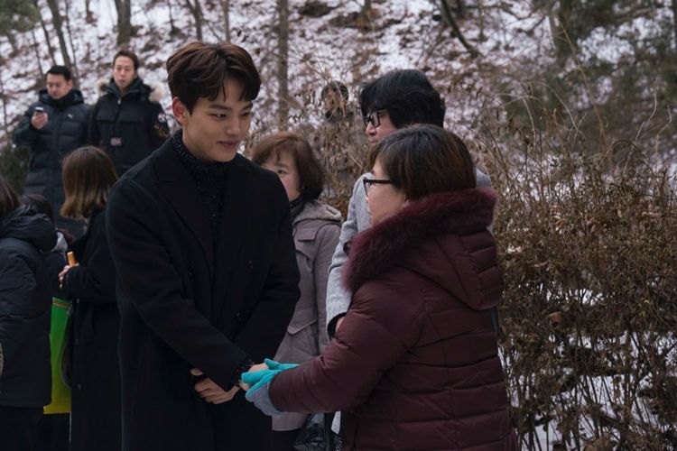 지난 13일, 故 박종철 열사 31주기 기일을 하루 앞두고 영화 '1987' 장준환 감독과 배우들이 묘소를 참배했다. (사진=(사)민주열사박종철기념사업회)