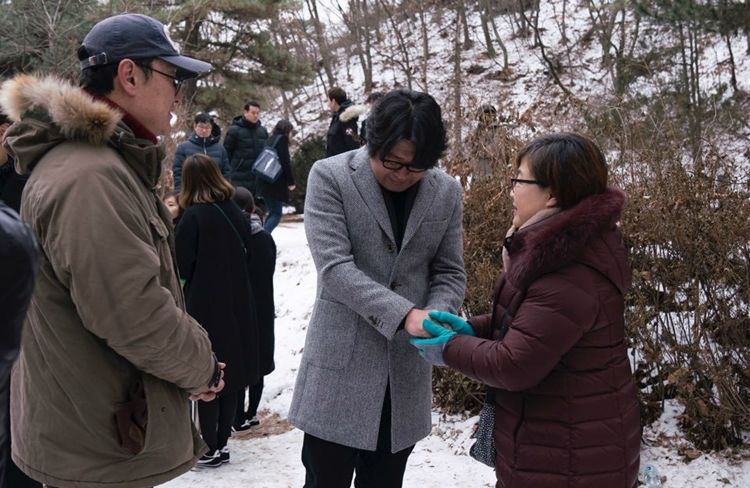 지난 13일, 故 박종철 열사 31주기 기일을 하루 앞두고 영화 '1987' 장준환 감독과 배우들이 묘소를 참배했다. (사진=(사)민주열사박종철기념사업회)