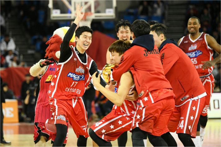 최준용이 14일 잠실에서 열린 프로농구 올스타전에서 3쿼터가 끝나고 선수들과 관중이 하나 되어 연출한 몰래카메라에 속고 있다 (사진 제공=KBL)