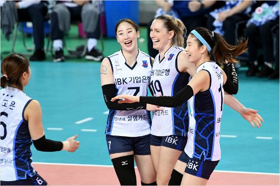 IBK기업은행의 외국인 공격수 메디는 V-리그 진출 후 처음으로 트리플 크라운을 달성하며 소속팀의 6연승을 이끌었다.(사진=한국배구연맹 제공)