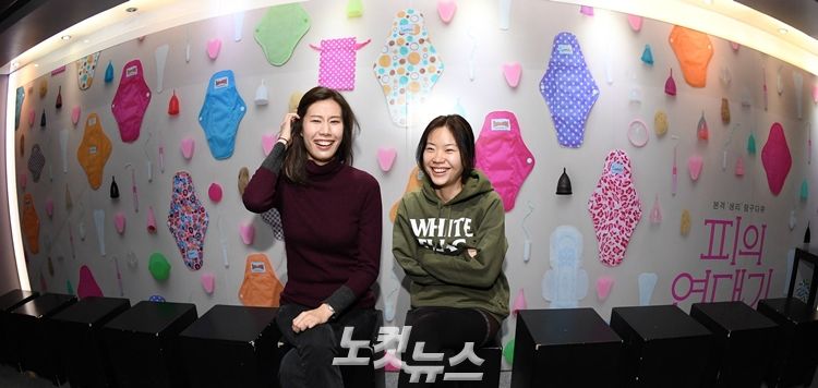 영화 '피의 연대기'의 오희정 프로듀서(왼쪽)와 김보람 감독이 12일 서울 마포구 서교동 KT&G 상상마당 시네마에서 포즈를 취하고 있다. (사진=황진환 기자)