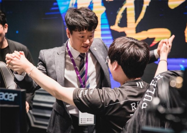 최우범 감독이 '룰러' 박재혁과 하이파이브하고 있다(사진=라이엇게임즈 제공).