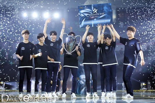 롤챔스 서머 2017에서 우승한 킹존 드래곤X가 ESPN이 뽑은 개막전 파워랭킹 1위에 올랐다.