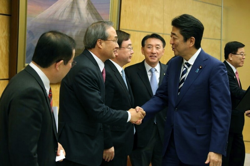 지난 2017년 12월14일 오후 일본 도쿄 총리 관저에서 김대식(왼쪽) 여의도연구원장이 아베 신조 총리와 악수하고 있다.  사진=뉴시스