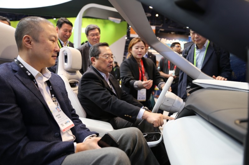 구자열 LS 회장(右)과 구자은 LS엠트론 부회장이 지난12일, 미국 라스베이거스에서 개최된 CES 2018에 참관해 기아자동차의 스마트 터치 에어벤트 기술을 체험하고 있다.(사진= LS그룹)