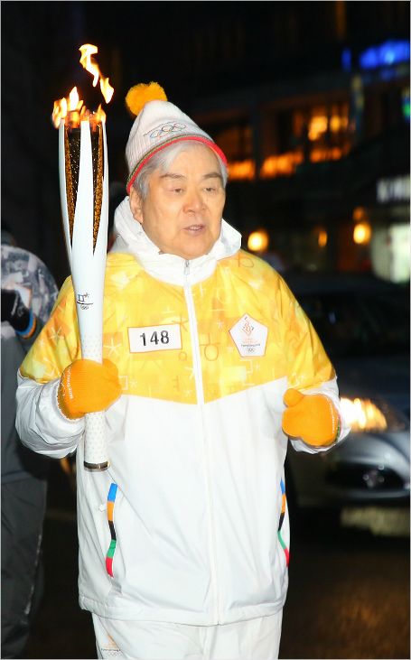 '아쉽게 사퇴했지만...' 조양호 전 평창동계올림픽 조직위원장이 13일 대회 성화 봉송의 서울 구간 주자로 나서 성화를 들고 달리고 있다.(사진=대한항공)