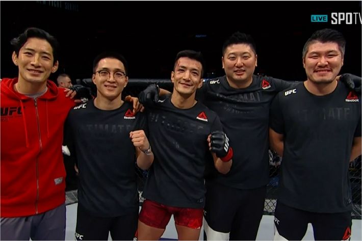 3년 4개월 만의 복귀전에서 승리한 후 팀동료들과 포즈를 취한 강경호(왼쪽에서 세 번째). 사진=스포티비 나우 화면 캡처