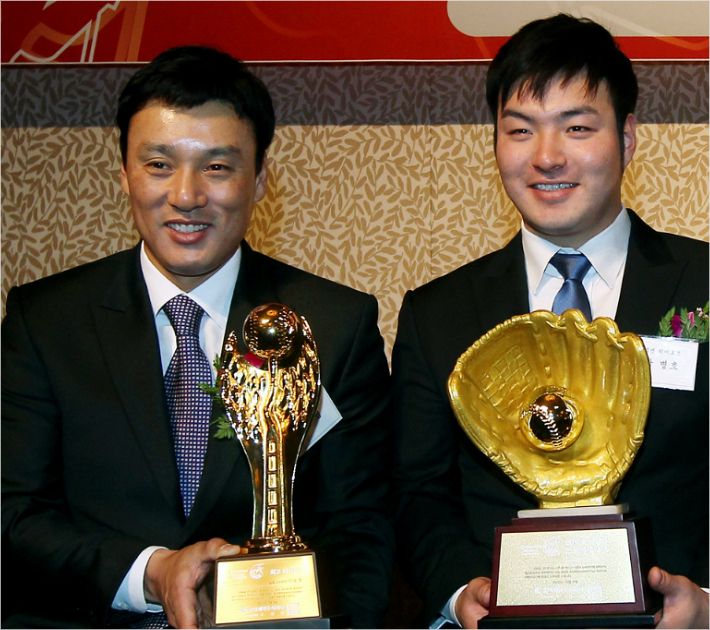'병호야, 나를 넘어라' 이승엽(왼쪽)이 2012년 조아제약프로야구대상 시상식에서 최고 타자상을 받은 뒤 대상을 수상한 박병호와 기념촬영을 한 모습.(자료사진=삼성)