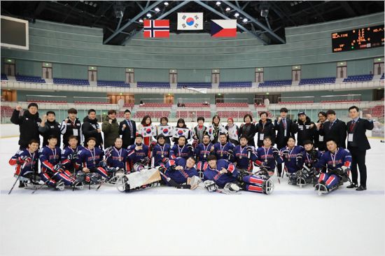 한국 장애인 아이스하키 대표팀은 2018 평창 동계패럴림픽을 앞두고 '미리보는 동계 패럴림픽'에서 압도적인 기량 차를 선보이며 우승했다.(사진=대한장애인아이스하키협회 제공)