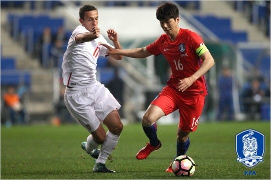 기성용은 올 시즌을 끝으로 잉글랜드 프리미어리그 스완지 시티와 계약이 종료된다. 이에 스완지의 카를로스 카르바할 감독은 기성용과 재걔약 의사를 공개적으로 표현하며 프리미어리그 잔류를 위해 힘써달라고 요청했다.(사진=대한축구협회 제공)