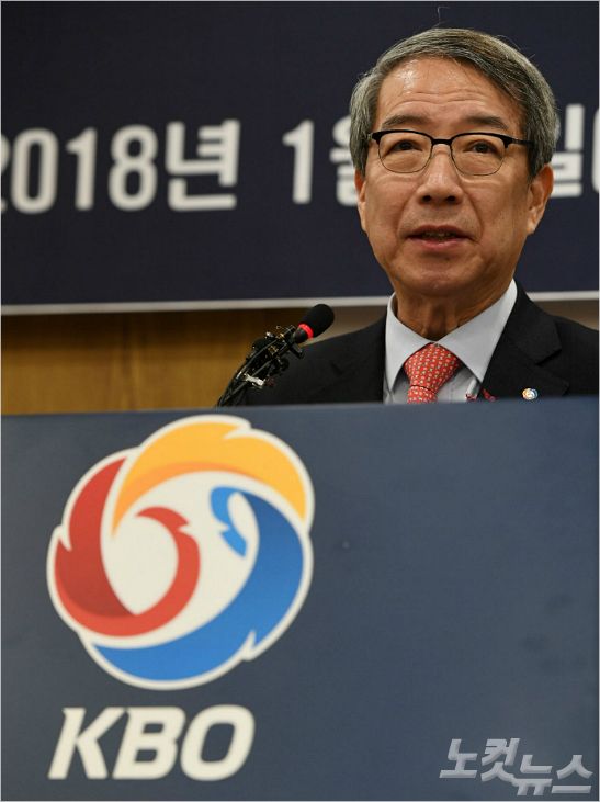 3일 오전 서울 강남구 캠코양재타워에서 열린 KBO총재 이.취임식에서 정운찬 KBO 신임총재가 취임사를 하고 있다. 이한형기자