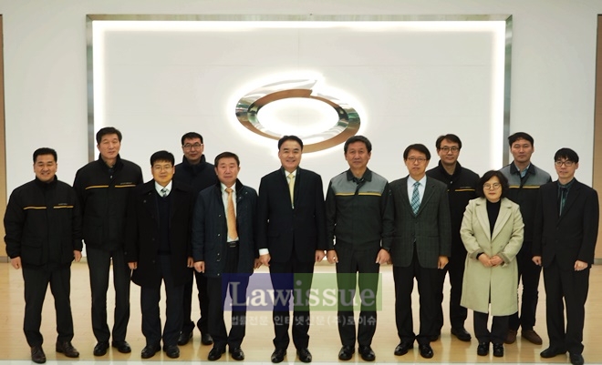 조훈구 부산본부세관장이 르노삼성자동차를 방문해 기념촬영을 하고 있다.(사진=부산본부세관)