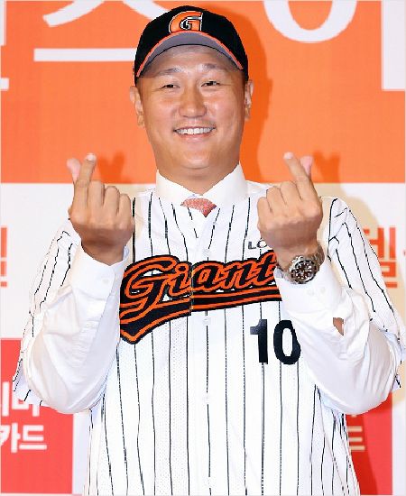 지난해 1월 이대호가 롯데 입단식에서 포즈를 취한 모습.(자료사진=롯데)