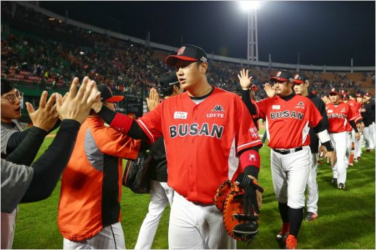 '이제 다시 볼 수 없나' 롯데는 지난해 이대호와 최준석 등 고참들이 분전하면서 5년 만의 가을야구를 이끌었다. 그러나 최준석과 이우민 등 2001년 입단 동기들이 팀을 떠나게 된 상황이다.(자료사진=롯데)