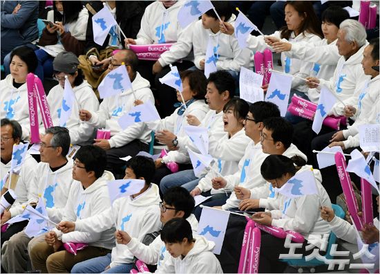 2018 평창 동계올림픽에 북한의 참가가 공식화되며 남과 북은 2007년 창춘 동계아시안게임 이후 처음으로 개막식 공동 입장과 한반도기 사용을 논의하고 있다. 사진은 지난해 4월 강릉에서 열린 ‘2017 국제아이스하키연맹(IIHF) 여자 세계선수권 디비전2 그룹A 대회’ 대한민국과 북한의 경기에서 응원단이 한반도기를 흔드는 모습. 황진환기자