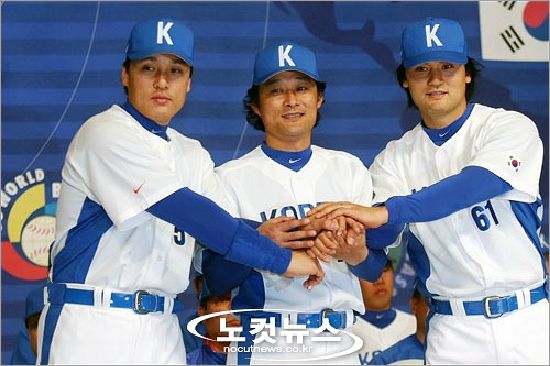 '찬호 형처럼 재단 키워야죠' 지난해를 끝으로 선수 생활을 마감한 이승엽은 20주년을 맞은 박찬호 장학재단처럼 야구 유망주들을 키우겠다는 야구 인생 제 2막의 꿈을 키우고 있다. 사진은 2006년 월드베이스볼클래식(WBC)에 나선 이승엽(왼쪽부터)이 이종범, 박찬호 등 선배들과 선전을 다짐하는 모습.(자료사진=노컷뉴스)