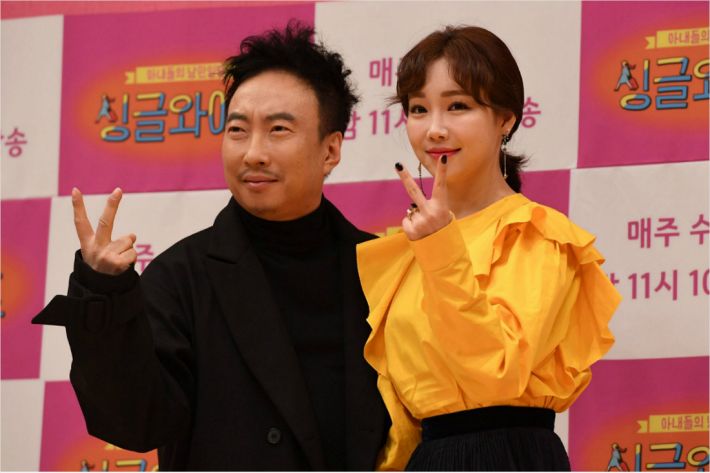 박명수와 이유리가 16일 오후 서울 목동 SBS에서 열린 예능 프로그램 '싱글와이프 시즌2' 제작발표회에 참석해 포토타임을 갖고 있다. (사진=황진환 기자)