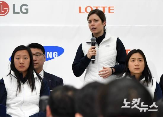 새라 머리 여자 아이스하키 대표팀 감독은 북한과 단일팀을 구성해 2018 평창 동계올림픽에 참가해야 하는 상황을 어쩔 수 없이 받아들여야 해도 현실적으로는 어려운 문제라고 분석했다. 황진환기자