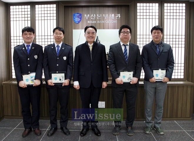 1월의 부경인. (왼쪽부터)송점기,양승필,조훈구세관장,조성현,김창기.(사진=부산본부세관)