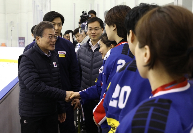 문재인 대통령이 17일 오전 충북 진천 국가대표 선수촌 빙상경기훈련관을 방문해 평창동계올림픽을 앞두고 훈련 중인 여자 아이스하키 국가대표 선수단을 격려하고 있다. (사진=뉴시스)