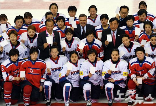 지난해 4월 강원도 강릉 하키센터에서 열린 ‘2017 국제아이스하키연맹(IIHF) 여자 세계선수권 디비전2 그룹A 대회’ 남북전이 끝난 뒤 함께 사진을 찍는 두 나라 선수들의 모습. 황진환기자