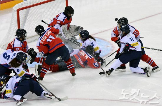 이낙연 국무총리는 2018 평창 동계올림픽을 앞둔 한국 여자 아이스하키 대표팀이 메달권에 있지 않다는 이유로 북한과 단일팀을 구성해 23명으로 경기하는 타 팀보다 많은 구성으로 경쟁에 나설 수 있도록 협의하고 있다고 설명했다. 황진환기자