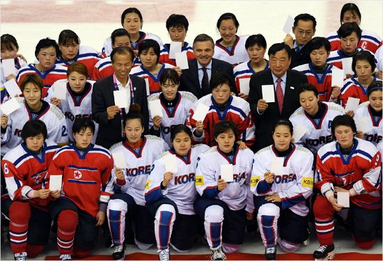 정부는 지난 9일 남북 고위급 회담에서 북한의 2018 평창 동계올림픽 참가가 확정된 이후 여자 아이스하키 단일팀 구성에 속도를 내고 있다. 하지만 조별예선 첫 상대인 스위스가 단일팀 구성에 사실상 반대 의견을 제시했다. 황진환기자