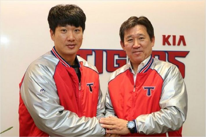 김주찬이 16일 KIA와 FA 계약을 마친 뒤 조계현 단장과 악수를 나누는 모습.(사진=KIA)