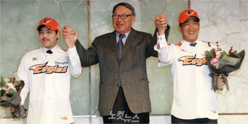 2013시즌 뒤 프로야구 한화 이글스 정근우·이용규 선수 입단 기자회견에서 김응룡 당시 감독이 두 선수와 취재진을 향해 포즈를 취하는 모습. 황진환 기자
