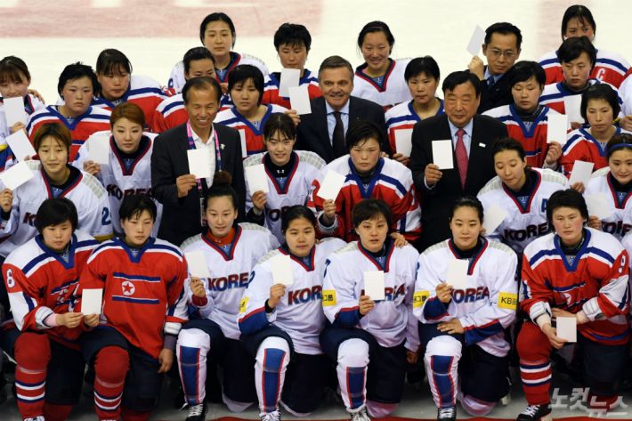 '우리 선수들을 먼저 생각해주세요' 2018 평창동계올림픽에 나서는 여자 아이스하키 대표팀이 북한의 올림픽 참가로 단일팀 구성의 중심에 섰다. 그러나 국민들은 청와대 국민청원 게시판에 단일팀을 반대하는 청원을 올리며 올림픽을 위해 노력한 우리 선수들의 노력이 헛되지 않도록 해달라고 당부했다. 사진은 강원도 강릉 하키센터에서 열린 '2017 국제아이스하키연맹(IIHF) 여자 세계선수권 디비전2 그룹A 대회' 대한민국과 북한의 경기 종료 후 양팀 선수들이 기념촬영을 하는 모습. (사진=황진환 기자/자료사진)
