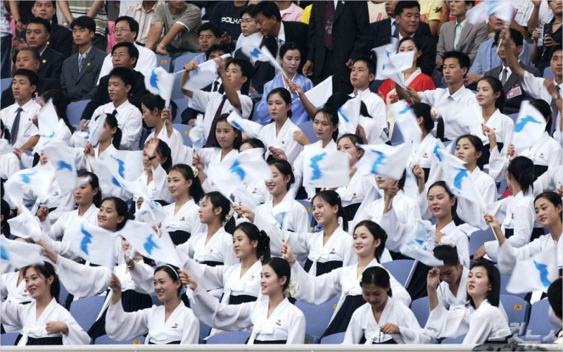 2005년 인천에서 열린 제16회 아시아육상대회 북측 참가단 환영만찬에서 응원을 위해 참석한 북측의 청년학생 협력단원들이 한반도기를 흔들고 있다 (자료사진=노컷뉴스)