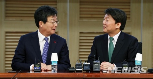 왼쪽부터 유승민 바른정당 대표, 안철수 국민의당 대표(사진=뉴시스)